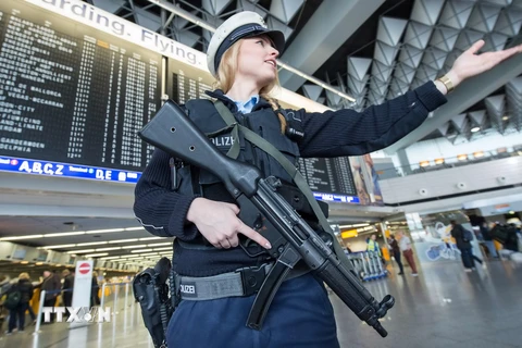 Nhân viên an ninh gác tại sân bay Frankfurt, miền tây Đức ngày 22/3. (Nguồn: AFP/TTXVN)