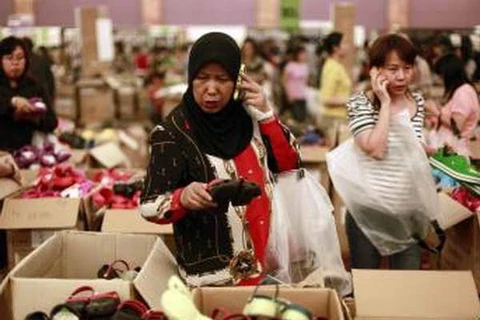 Người dân Indonesia mua sắm tại một trung tâm thương mại. (Nguồn: Reuters) 