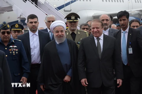 Thủ tướng Pakistan Nawaz Sharif (giữa-phải) đón Tổng thống Iran Hassan Rouhani (giữa-trái) tại căn cứ quân sự ở Rawalpindi. (Nguồn: AFP/TTXVN)