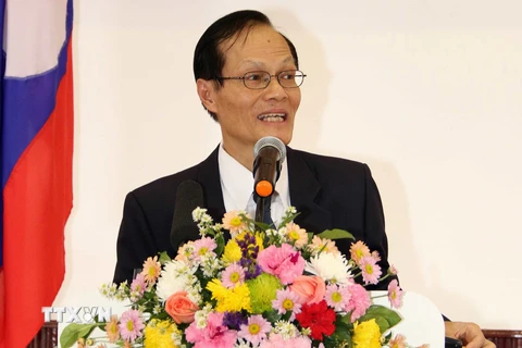 Tiến sỹ Kukeo Akkhamonty, Chủ nhiệm Ủy ban Đối ngoại Quốc hội Lào, Phát ngôn viên Ủy ban bầu cử Quốc gia Lào trong buổi họp báo. (Ảnh: Phạm Kiên/TTXVN)