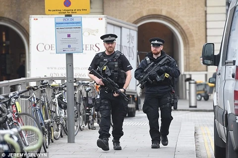 Cảnh sát vũ trang của Anh tuần tra trên đường phố. (Nguồn: dailymail.co.uk)