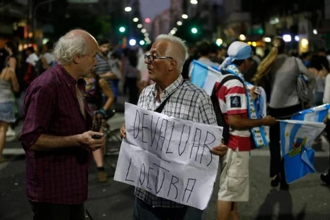 Người dân Argentina biểu tình chống lại các biện pháp kinh tế của chính phủ. (Nguồn: AP)
