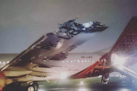 Cánh chiếc máy bay của hãng Batik Air bị hư hỏng nặng sau vụ va chạm. (Nguồn: Facebook) 