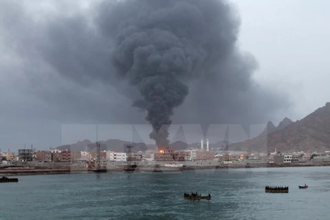 Khói bốc lên từ nhà máy lọc dầu Aden trong vụ tấn công do phiến quân Houthi tiến hành tại Aden, miền nam Yemen ngày 13/7/2015. (Nguồn: AFP/TTXVN) 