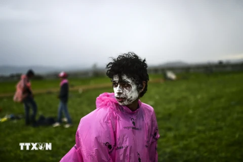 Người di cư dùng kem đánh răng để tránh hơi cay tại khu vực Idomeni ở biên giới với Hy Lạp ngày 10/4. (Nguồn: AFP/TTXVN)