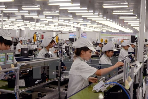 Sản xuất điện thoại di động tại Công ty Samsung Việt Nam Thái Nguyên. (Ảnh: Danh Lam/TTXVN)