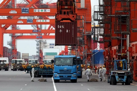 Bốc dỡ container hàng hóa tại cảng Tokyo. (Ảnh: AFP)