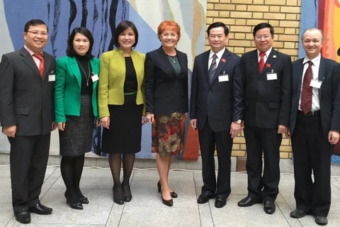 Phó Chủ tịch Quốc hội Na Uy Marit Nybakk (thứ tư từ phải sang) cùng đoàn Ủy ban Tư pháp Quốc hội Việt Nam. (Ảnh: Đại sứ quán Việt Nam tại Na Uy cung cấp)