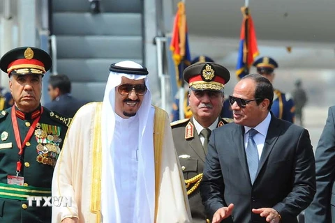 Quốc vương Saudi Arabia Salman Bin Abdel-Aziz (trái) trong chuyến thăm Cairo hồi tháng trước. (Nguồn: THX/ TTXVN)