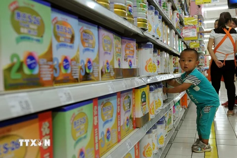 Lượng dự trữ sữa bột khổng lồ của Trung Quốc đã khiến giá sữa sụt giảm mạnh. (Nguồn: AFP/TTXVN)