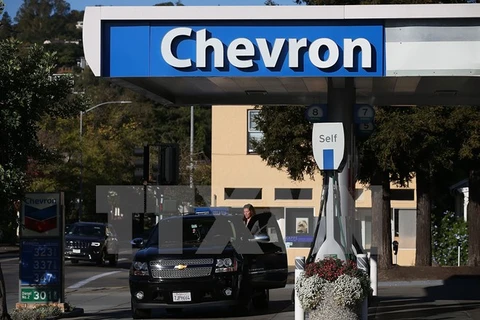 Người dân mua xăng tại trạm xăng của Hãng Chevron ở Corte Madera, California, Mỹ. (Nguồn: AFP/TTXVN) 