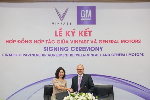 Bà Lê Thị Thu Thủy - Phó Chủ tịch Tập đoàn Vingroup kiêm Chủ tịch Vinfast và ông Barry Engle, Phó Chủ tịch điều hành kiêm Chủ tịch GM quốc tế ký hợp đồng hợp tác chiến lược tại thị trường Việt Nam.