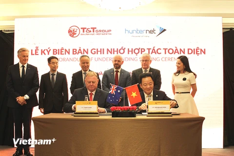 Chủ tịch Hội đồng quản trị kiêm Tổng Giám độc Tập đoàn T&T Group - Đỗ Quang Hiển (bên phải) và Tổng Giám đốc Hiệp hội Doanh nghiệp HunterNet - Tone Cade ký kết Biên bản ghi nhớ hợp tác.