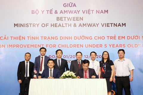 Đại diện Bộ Y tế và Công ty Amway Việt Nam ký kết Biên bản Thỏa thuận Hợp tác Dự án “ Cải thiện tình trang dinh dưỡng cho trẻ em dưới 5 tuổi.”