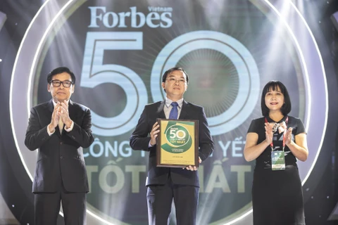 Đại diện Vinamilk nhận kỷ niệm chương của Forbes VN trong Lễ vinh danh “50 công ty niêm yết tốt nhất Việt Nam 2019.” 
