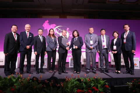 Đại diện Tập đoàn T&T Group và đại diện Tập đoàn YCH trao Biên bản ghi nhớ hợp tác dưới sự chứng kiến của Hội đồng tư vấn kinh doanh ASEAN. 