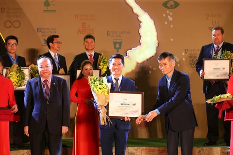 Ông Huỳnh Thiên Triều- Tổng Giám Đốc Điều Hành Amway Việt Nam vinh dự nhận giải thưởng từ Ban Tổ Chức.