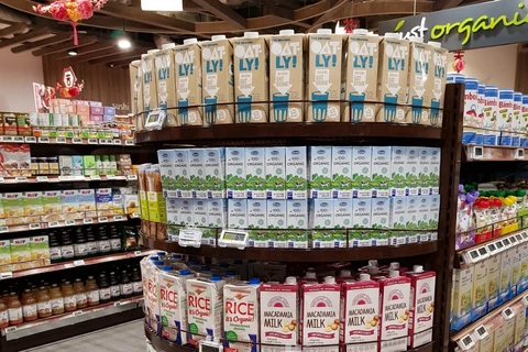 Sữa tươi Organic của Vinamilk đang bán tại khu vực dành cho thực phẩm organic của siêu thị FairPrice của Singapore.