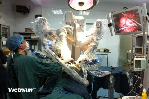 Phẫu thuật nội soi bằng robot thành công cho một bé trai 