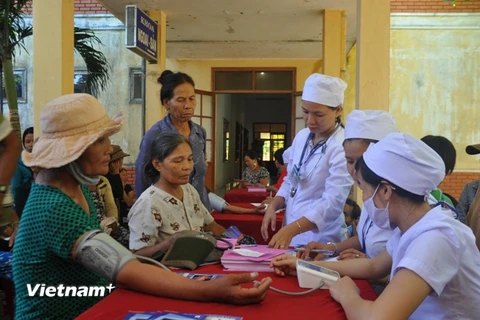 Tặng 200 tủ thuốc, khám bệnh miễn phí cho ngư dân 