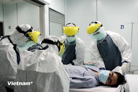 Diễn tập cách ly, điều trị bệnh nhân nghi nhiễm Ebola tại Việt Nam