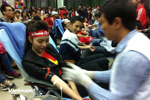 [Photo] Hoa hậu Kỳ Duyên hiến máu tình nguyện ngày Chủ Nhật Đỏ 