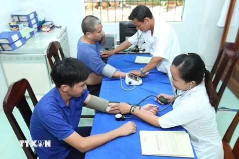 Khám kiểm tra sức khỏe cho các đối tượng tâm thần tại Trung tâm điều dưỡng người tâm thần Quảng Nam. (Ảnh: Anh Tuấn/TTXVN)