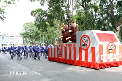 Học sinh, sinh viên tham gia đạp xe diễu hành tuyên truyền phòng, chống tác hại của thuốc lá. (Ảnh: Phương Vy/TTXVN