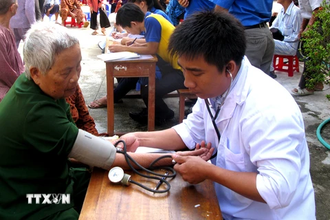 Bác sỹ khám sức khỏe cho người cao tuổi xã An Thạch, huyện Tuy An, tỉnh Phú Yên. (Ảnh: Trịnh Bang Nhiệm/TTXVN)