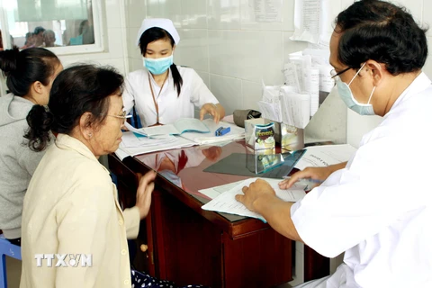 Làm thủ tục khám chữa bệnh cho đối tượng sử dụng thẻ bảo hiểm y tế ở Bệnh viện Đa khoa quận Cẩm Lệ (thành phố Đà Nẵng). (Ảnh: Dương Ngọc/TTXVN)