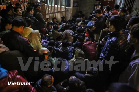 Người dân chờ lấy số tại điểm tiêm ở Lương Thế Vinh sáng nay. (Ảnh: Minh Sơn/Vietnam)