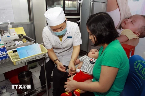 Tiêm vắcxin cho trẻ tại Trung tâm Y tế dự phòng Thành phố Hồ Chí Minh. (Ảnh: Phương Vy/TTXVN)