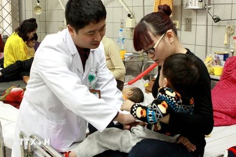Chăm sóc bệnh nhi trong những ngày rét đậm ở Khoa Nhi, Bạnh viện Bạch Mai. (Ảnh: Dương Ngọc/TTXVN)