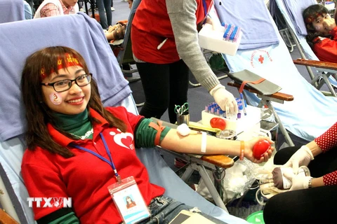 Tình nguyện viên hiến máu tại lễ hội Xuân hồng 2016. (Ảnh: Dương Ngọc/TTXVN)
