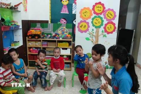 Một giờ học của trẻ có chứng tự kỷ tại Trung tâm dạy trẻ tự kỷ Thiên Thần Nhỏ ở Ninh Bình. (Ảnh: TTXVN/Vietnam+)