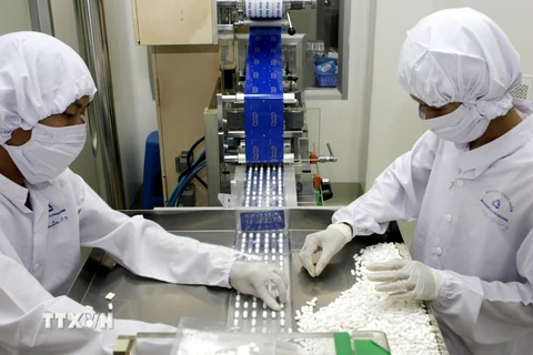 Sản xuất thuốc theo tiêu chuẩn GMP-WHO tại một công ty dược phẩm. (Ảnh: TTXVN/Vietnam+)