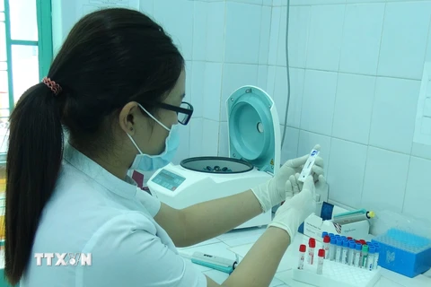 Nhân viên y tế Bệnh viện Bệnh Nhiệt đới Khánh Hòa lấy mẫu máu phục vụ xét nghiệm xác định virus Zika. (Ảnh: Nguyên Lý/TTXVN) 