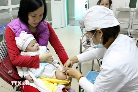 Tiêm chủng vắcxin cho trẻ. (Ảnh: Dương Ngọc/TTXVN)