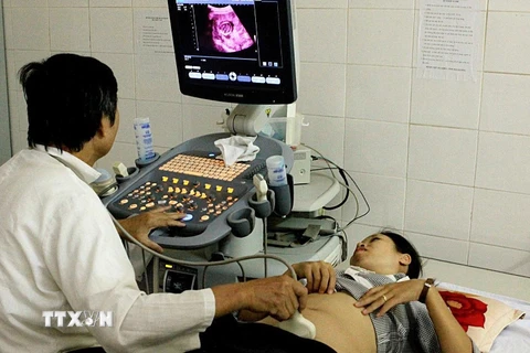 Chẩn đoán qua siêu âm cho thai phụ. (Ảnh: TTXVN/Vietnam+)