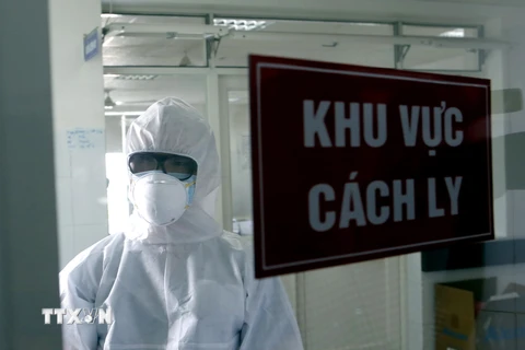 Bác sỹ mặc áo phòng dịch trực theo dõi 24/24 giờ tình trạng của bệnh nhân nghi nhiễm Ebola ở Bệnh viện Đa khoa Đà Nẵng, tháng 11/2014.(Ảnh: Trần Lê Lâm/TTXVN)