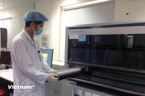 Nhân viên y tế sử dụng các thiết bị xét nghiệm máu hiện đại nhất. (Ảnh: PV/Vietnam+)