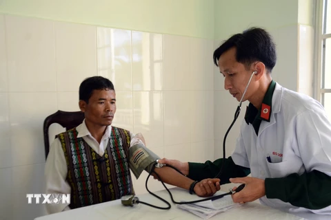 Khám, chữa bệnh cho người nghèo, đồng bào dân tộc thiểu số tại Bệnh xá quân dân y kết hợp, tỉnh Đắk Nông. (Ảnh: Hưng Thịnh/TTXVN)