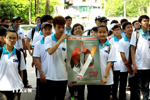 Sinh viên Thủ đô tuyên truyền phòng, chống tác hại thuốc lá. (Ảnh: TTXVN/Vietnam+)