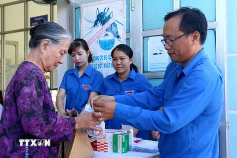 Phát thuốc miễn phí cho người nghèo tại tỉnh Bình Thuận. (Ảnh: Nguyễn Thanh/TTXVN)