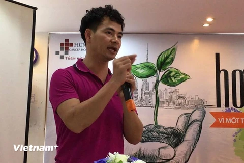 Nghệ sỹ Xuân Bắc chia sẻ thông tin vì một thế giới không khói thuốc. (Ảnh: PV/vietnam+)