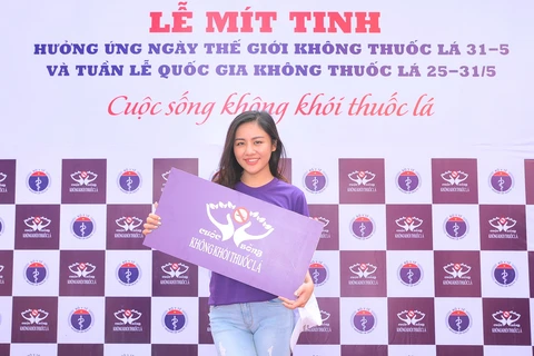 Ca sỹ Văn Mai Hương với thông điệp: “Cuộc sống không khói thuốc lá.” (Ảnh: PV/Vietnam+) 