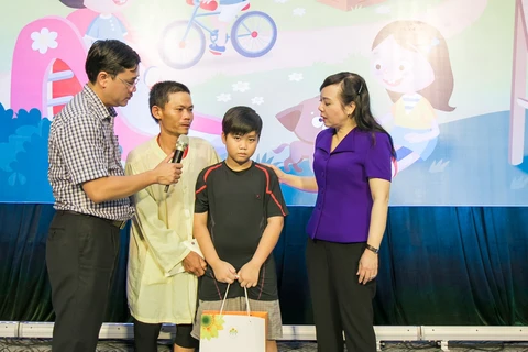 Bộ trưởng Bộ Y tế trao quà cho bệnh nhi tại Bệnh viện Nhi Trung ương. (Ảnh:PV/Vietnam+)