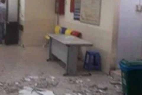Nửa mét vuông vữa trần nhà rơi xuống tại Bệnh viện Nhi Trung ương