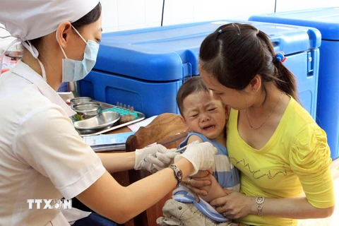 Người dân nên đưa trẻ đi tiêm chủng vắcxin để phòng chống dịch viêm não Nhật Bản. (Ảnh: Dương Ngọc/TTXVN)