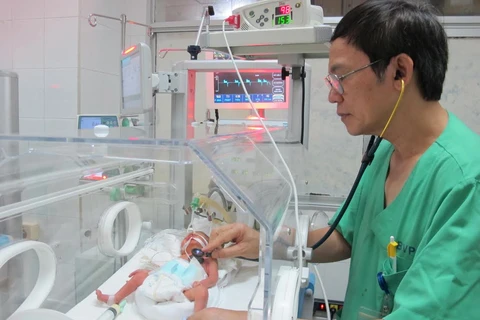 Cháu bé được các bác sỹ bệnh viện Phụ sản Trung ương chăm sóc đặc biệt trong lồng kính. (Nguồn: PV/Vietnam+)